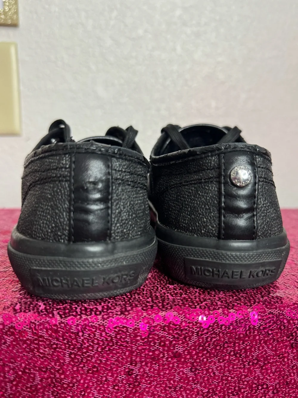 MICHAEL KORS 🖤 Black Low-Top Lace-Up Rubber Sole Sneakers (Women’s 6.5)